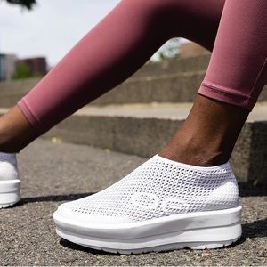 Oofos Oomega Chukkas White Women’s Shoes Sz 8 MSRP $150